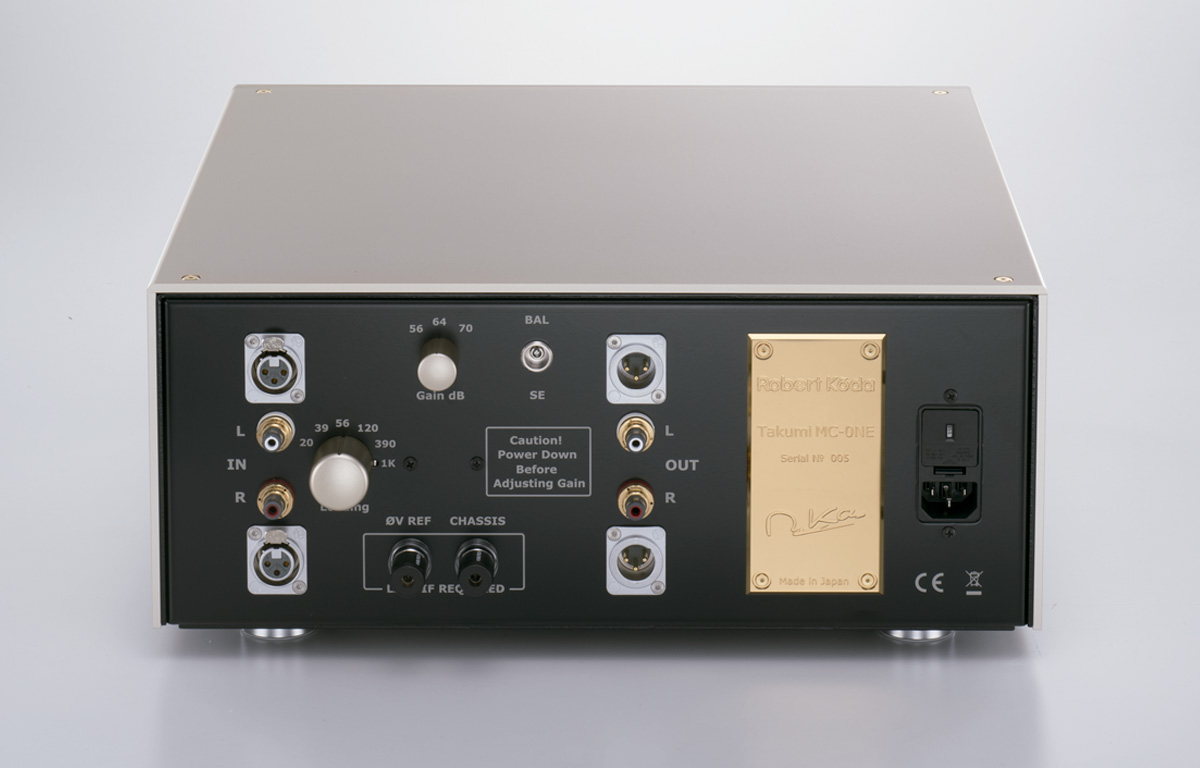 Panel trasero y conexiones del Robert Koda MC-ONE