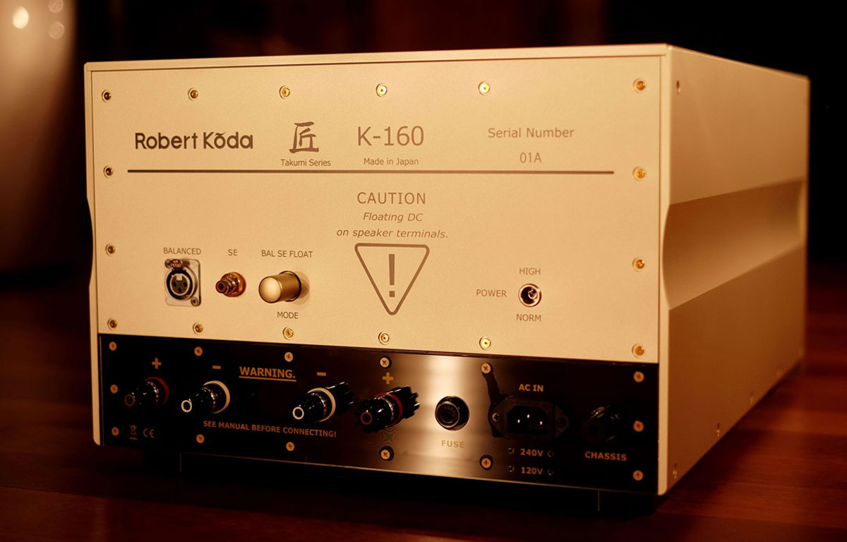 Panel trasero con conexiones XLR y RCA del Robert Koda Takumi K-160.